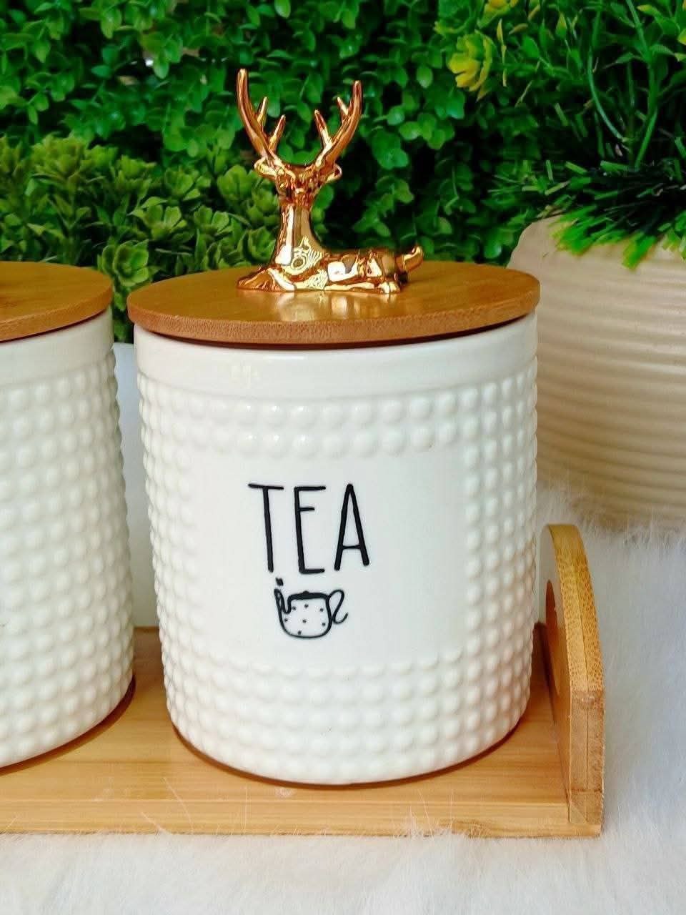 طقم برطمنات بورسلين بمقبض غزالة على حامل خشبي