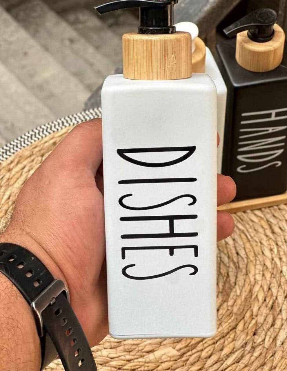 طقم دسبنسر صابون بحامل خشب مربع