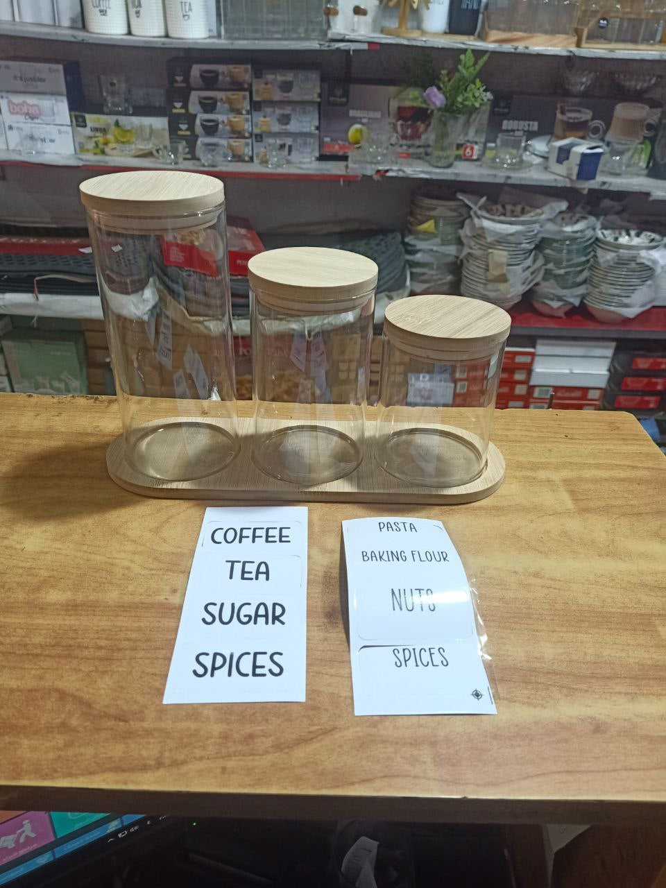 طقم برطمنات زجاج ٣ قطع مع أغطية وقاعدة خشبية