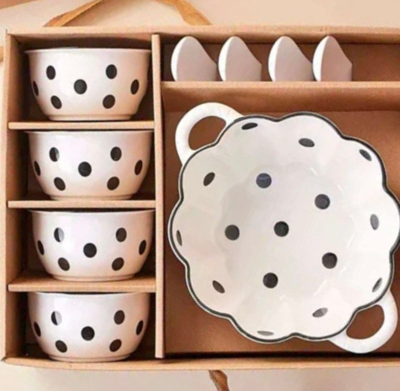 طقم بولات بورسلين منقط ٩ قطع